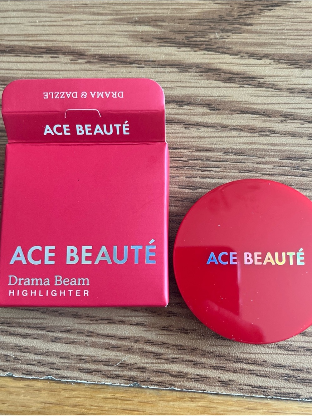 ACE BEAUTÉ Drama Beam Highlighter - Red Compact